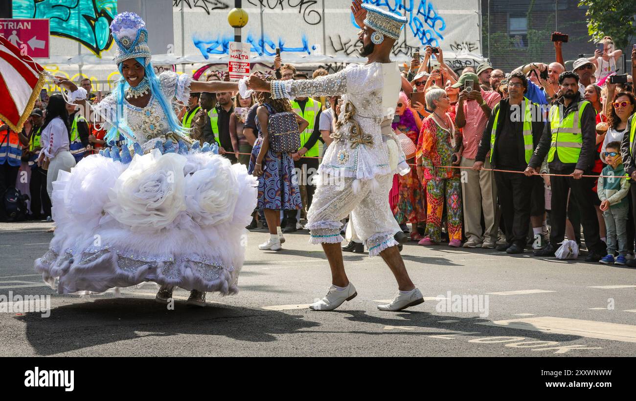 London, Großbritannien. August 2024. Teilnehmer der Paraiso School of Samba, einer der größten Gruppen mit fast 200 Künstlern und Musikern, tanzen, trommeln und posieren einen Sturm entlang der Route. Am Montag findet der Karnevalszug von MAS-Bands, Schlagzeugern und karibischen und südamerikanischen Salsa-, Samba- und Soca-Gruppen statt. Am zweiten von zwei Tagen des Karnevalsfestes in Notting Hill feiern die Nachtschwärmer das Wochenende der Bank Holiday, an den Soundsystemen, an den Ständen und an den Veranstaltungsorten entlang der Karnevalsroute. Quelle: Imageplotter/Alamy Live News Stockfoto