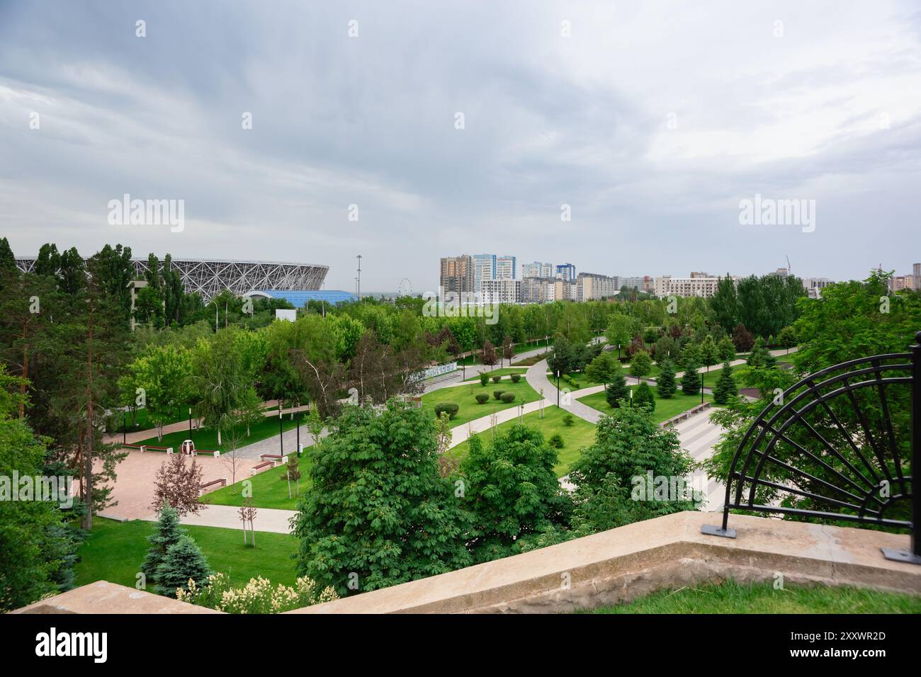 Russland, Wolgograd - 01. Juni 2024: Blick auf die Stadt und den Siegespark am Fuße von Mamaev Kurgan an der Wolga Stockfoto