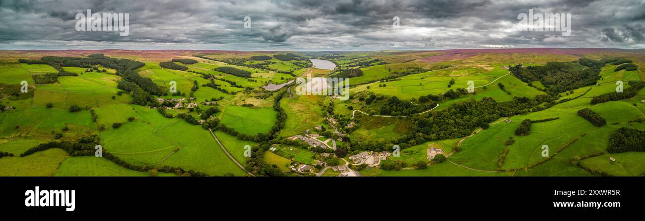 Das üppige Grün von Bouthwaite, Ramsgill und Kirkby Malzeard Moor, akzentuiert von Heidefeldern und dem Fluss Nidd, der Gouthwaite Reservoir speist. Stockfoto