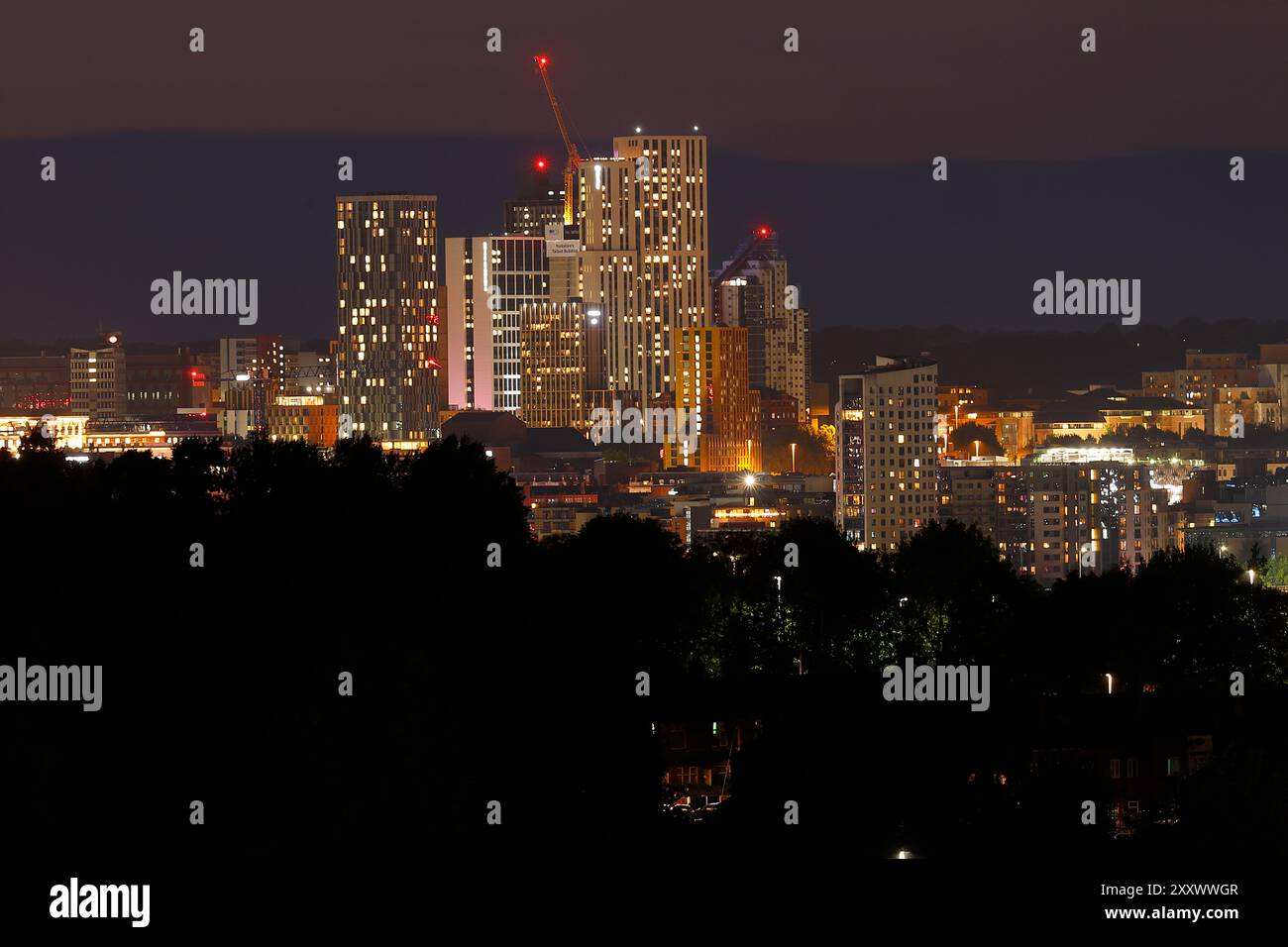 Ein Fernblick auf das Stadtzentrum von Leeds bei Nacht Stockfoto