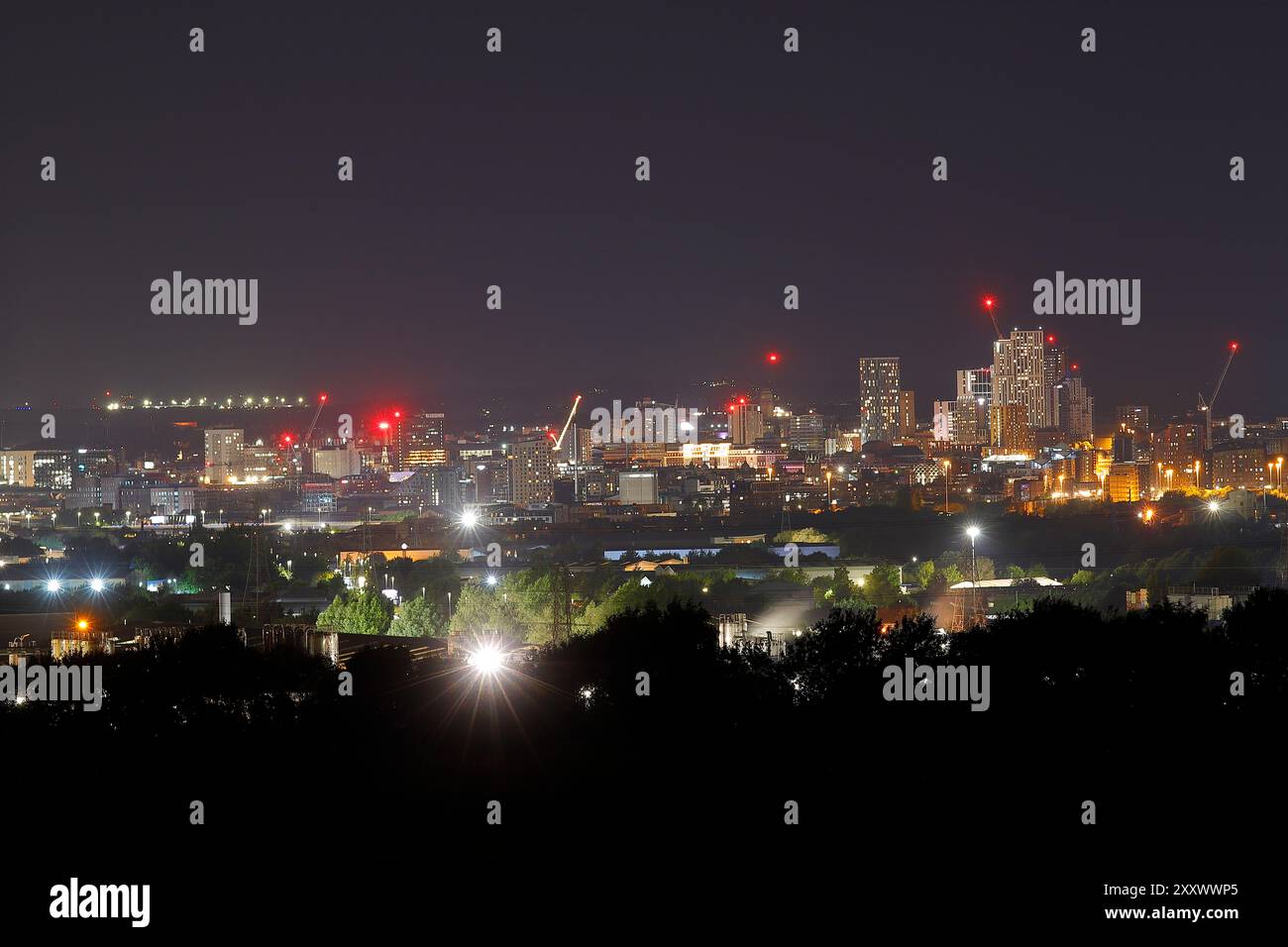 Ein Fernblick auf das Stadtzentrum von Leeds bei Nacht Stockfoto