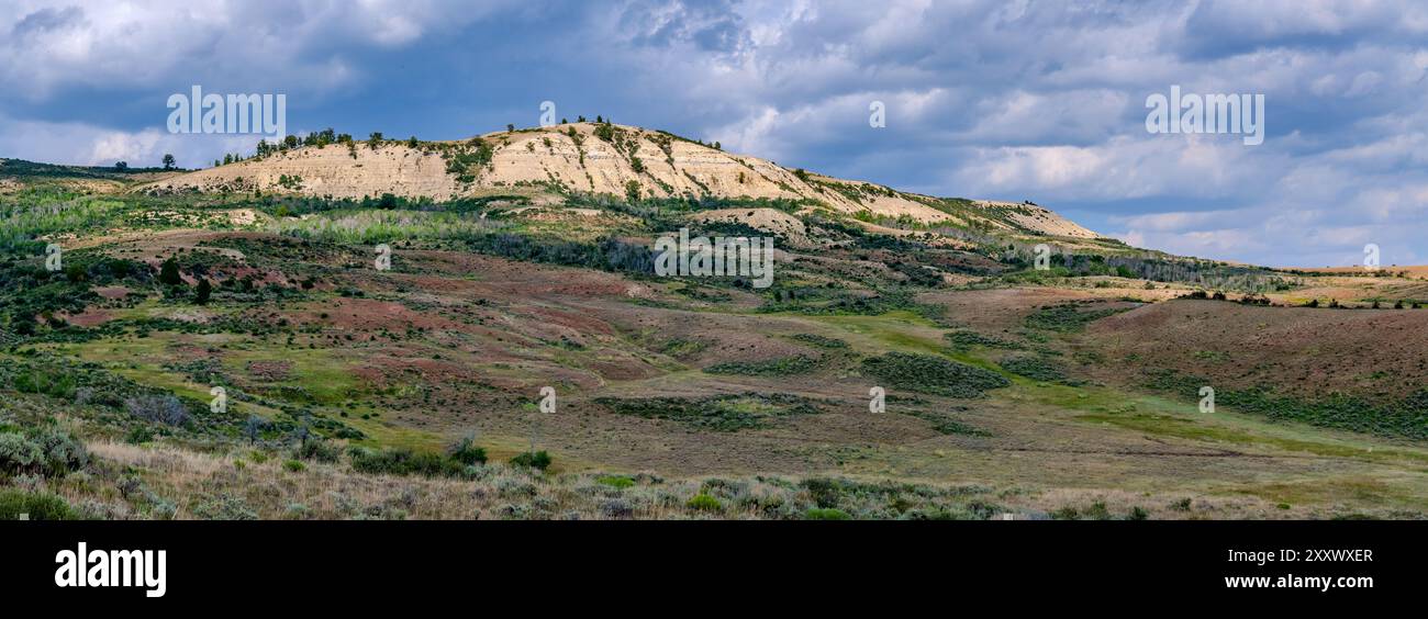 Das Fossil Butte National Monument liegt in Wyomings einzigartiger Landschaft und verfügt über einen Dynamic Lake, der im Tal eingebettet ist und von beeindruckenden geologischen Einflüssen umgeben ist Stockfoto