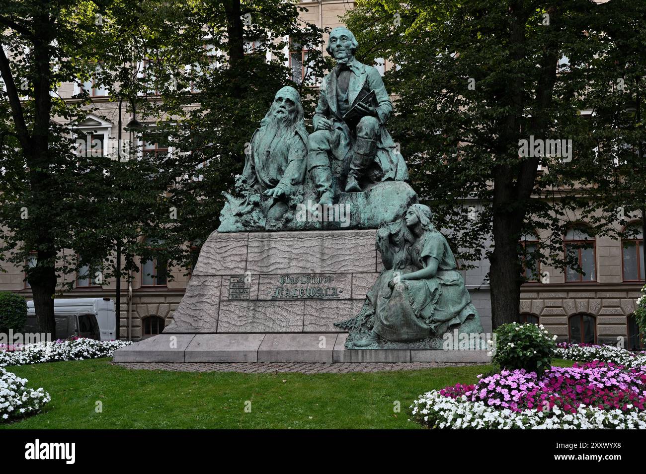 Das Foto zeigt eine detaillierte Bronzestatue von Elias Lönnrot, dem Autor des finnischen Nationalepos Kalevala. Das Denkmal, in einem ruhigen Park mit Stockfoto