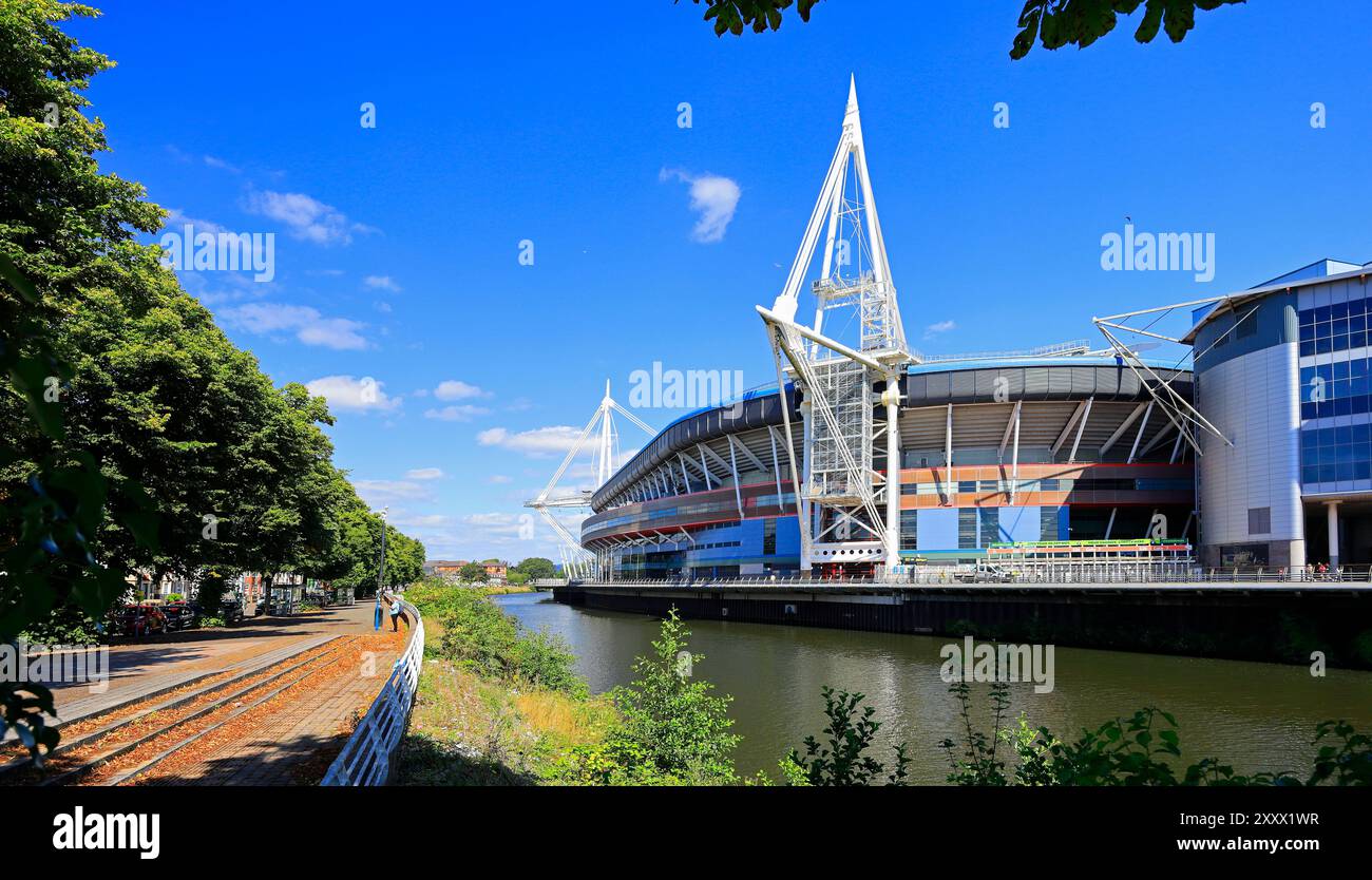 Das Rugby-Stadion des Fürstentums und das Fitzhammon Embankment am Ufer des Flusses Taff, Cardiff City Centre. Vom August 2024. Sommer Stockfoto