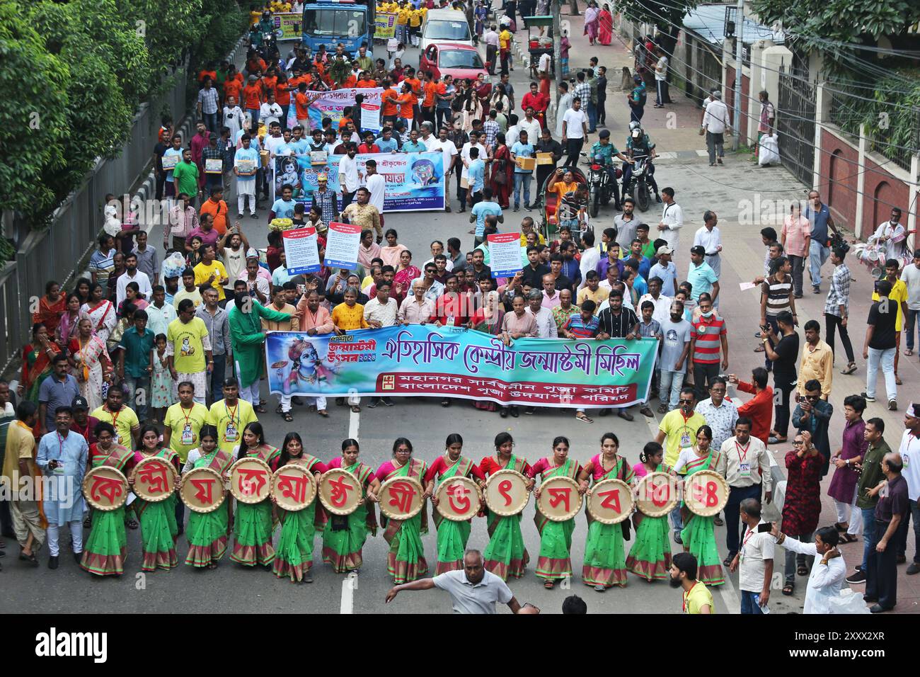 Dhaka. August 2024. Am 26. August 2024 besuchen die Menschen eine Feier während des Krishna Janmashtami Festivals in Dhaka, Bangladesch. Die hinduistische Gemeinde in Bangladesch feierte Janmashtami, den Geburtstag des hinduistischen Gottes Krishna. Quelle: Xinhua/Alamy Live News Stockfoto