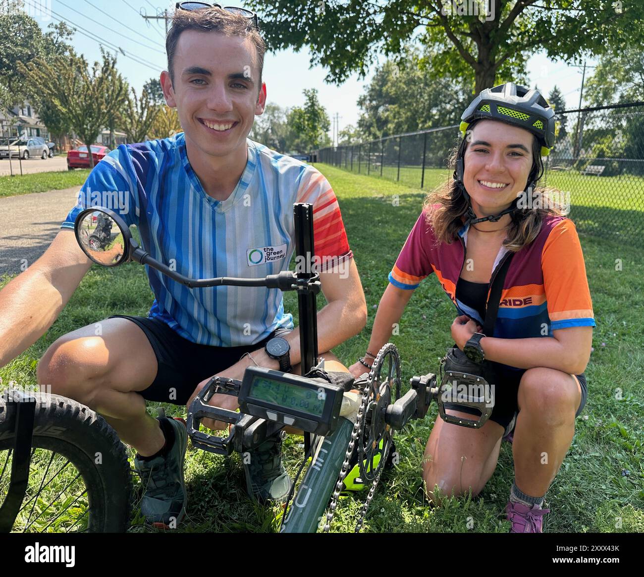 Racine, Wisconsin, USA. August 2024. THOMAS POLO und MEGAN ROUTBORT fahren am Montag, 26. August 2024 mit ihren Sonnenenergie-unterstützten Liegefahrrädern durch Racine, Wisconsin. Sie fahren von San Francisco nach New York City, wo sie Ende September an Veranstaltungen der Klimawoche teilnehmen werden. Ihr Ziel war es, nach Chicago zu kommen, wo sie an einer klimabezogenen Veranstaltung teilnehmen wollten. Sie schreiben ihre Reise auf thegreenjourney.org (Foto: © Mark Hertzberg/ZUMA Press Wire) NUR REDAKTIONELLE VERWENDUNG! Nicht für kommerzielle ZWECKE! Quelle: ZUMA Press, Inc./Alamy Live News Stockfoto