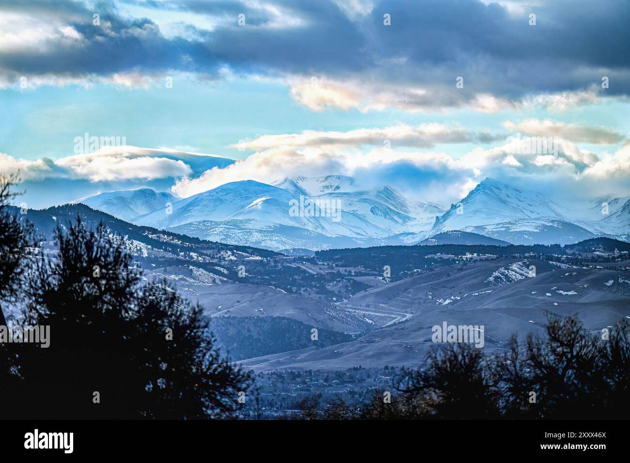 Malerischer Blick auf die Ausläufer von Colorado im Winter mit tief liegenden Wolken und schneebedeckten Bergen vom Highline Canal Trail in Denver. Stockfoto