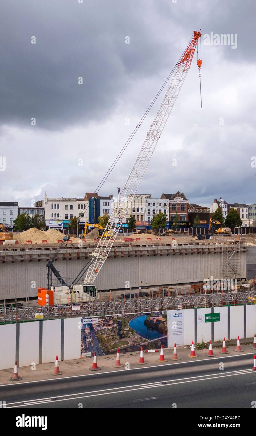 Stockton on Tees, Großbritannien. August 2024. Die Bauarbeiten im Stadtzentrum begannen nach Abschluss der Abrissarbeiten im Rahmen der Pläne des Councils, die High Street zum Fluss zu öffnen und einen NHS Health Hub zu umfassen. David Dixon / Alamy Stockfoto