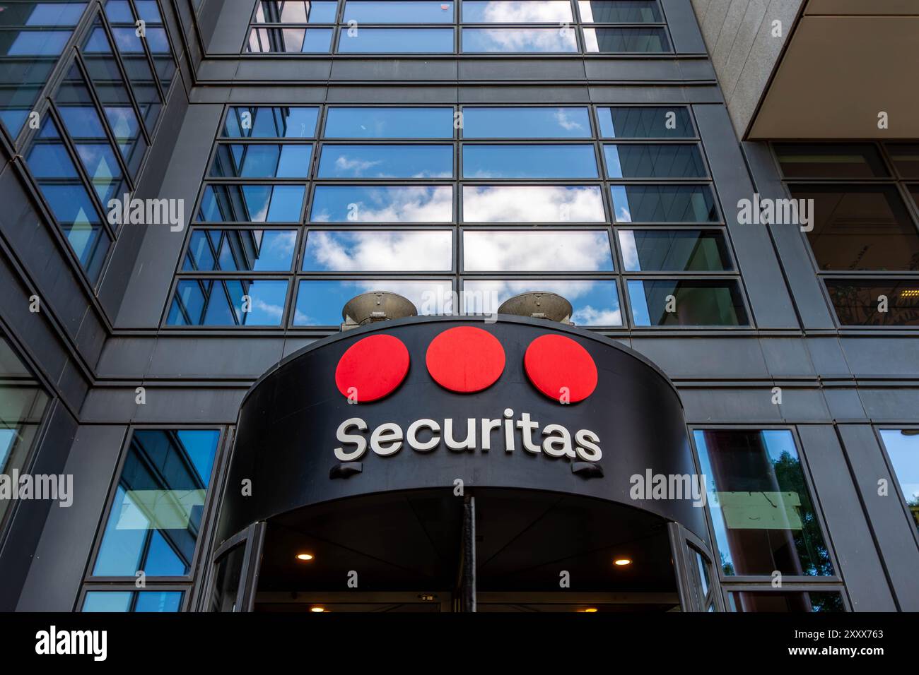 Eingang zu einem Gebäude, in dem eine Securitas-Agentur untergebracht ist. Securitas ab ist ein schwedisches multinationales Unternehmen, das sich auf private Sicherheit spezialisiert hat Stockfoto