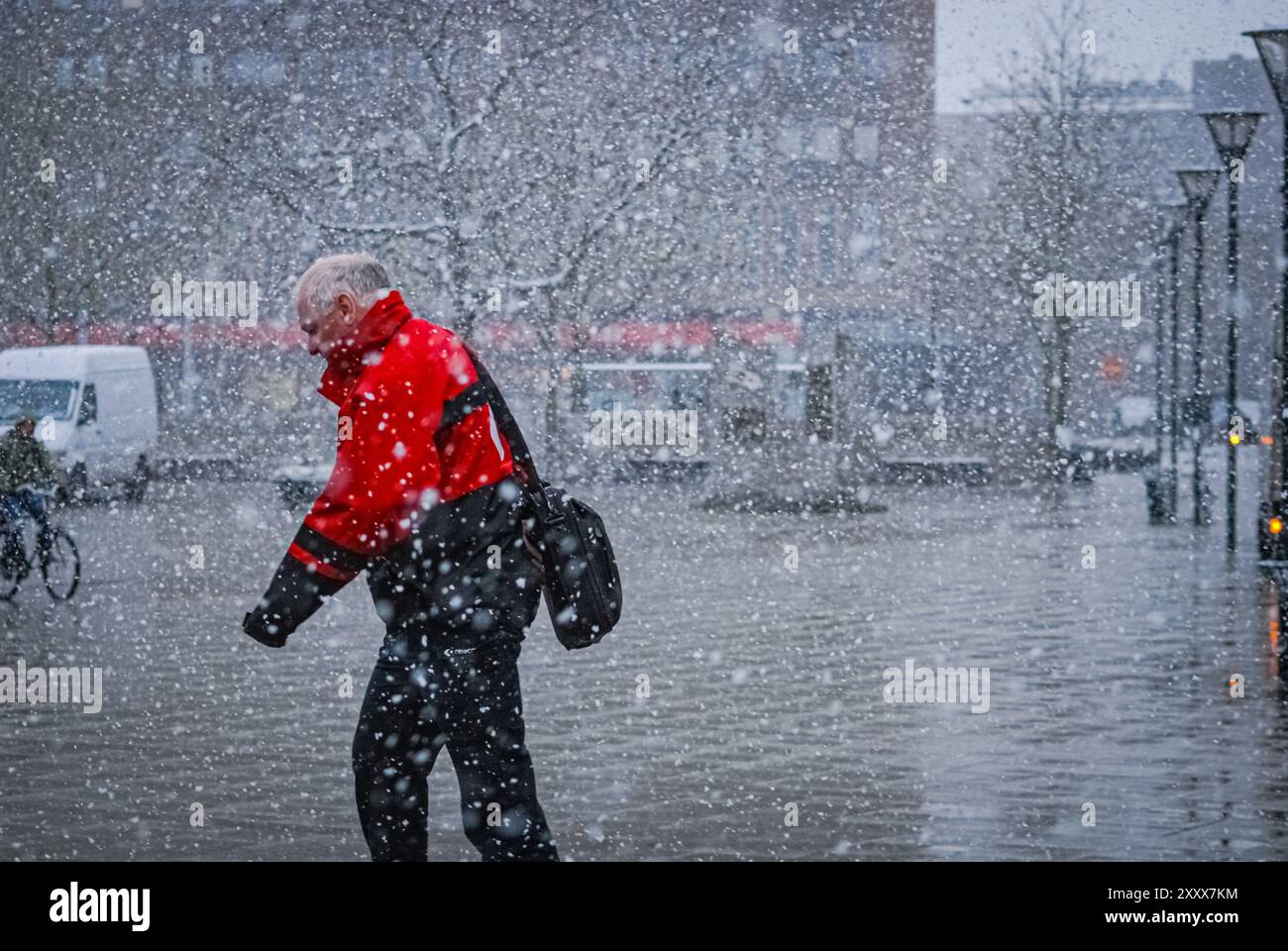 Mann im Schnee fällt auf Varnhem, Malmö, Schweden Stockfoto