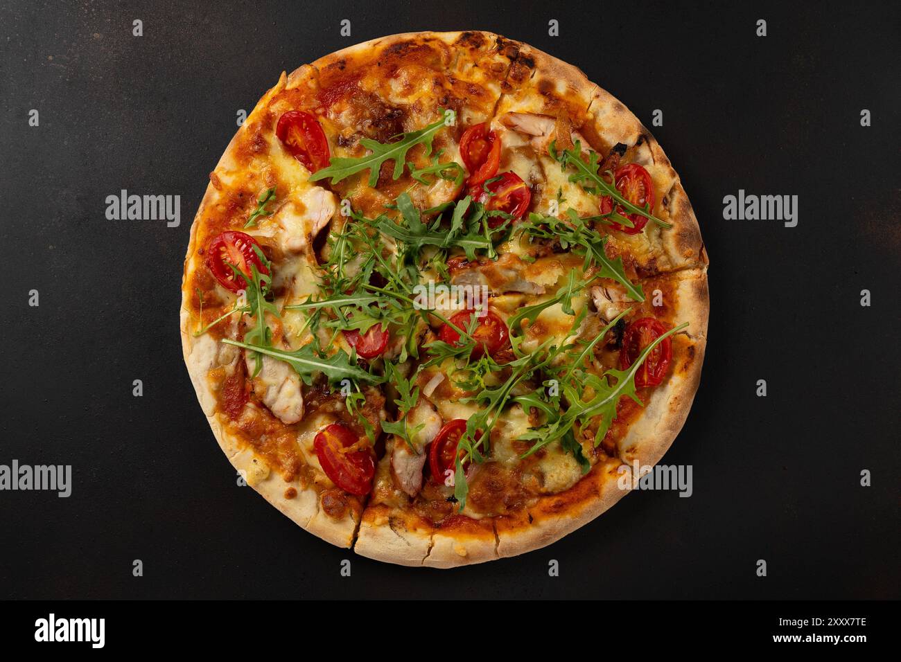 Blick von oben auf Pizza mit Tomatensauce, frischem Mozzarella, Parmesankäse und Basilikum. Stockfoto