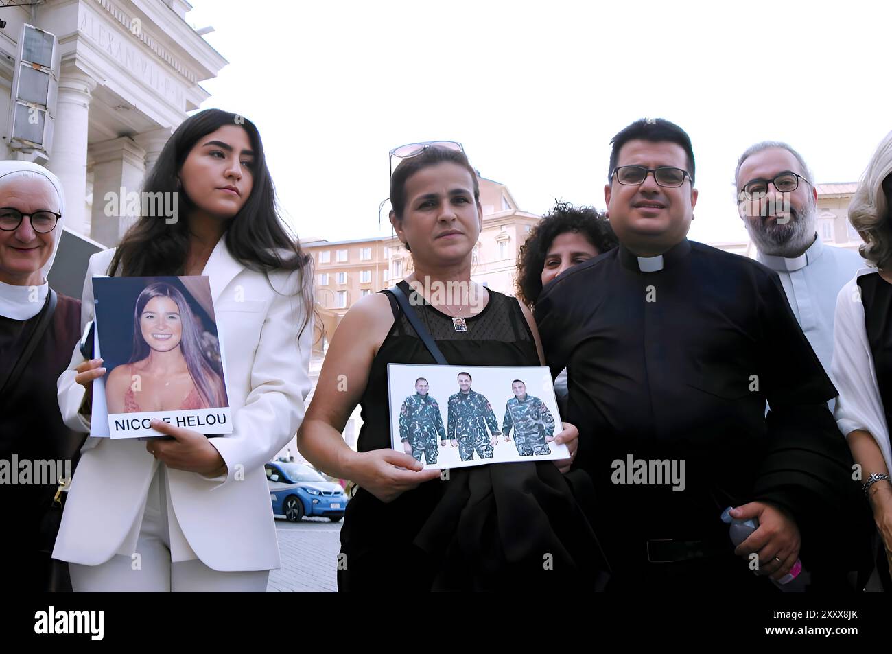 Familien der Opfer von Hafenexplosion in Beirut werden nach dem Treffen mit dem Heiligen Vater, Rom, Italien, am 26. August 2024 auf dem Petersplatz gesehen. Am Morgen traf sich eine Delegation der Familien der Opfer mit Papst Franziskus und Kardinal Parolin; sie nahmen auch an einer Messe für ihre Geliebten Teil. Die Gruppe gab dem Papst einen Brief, in dem sie Gerechtigkeit für die Opfer forderte. Vier Jahre nach dem Vorfall, der am 4. August 2020 stattfand, ist die Wahrheit über das Geschehen noch nicht geklärt. Der Heilige Vater schloss sich den Familien an und bat um Gerechtigkeit und Wahrheit. (Foto: Elisa Gestri/SIPA USA) Stockfoto