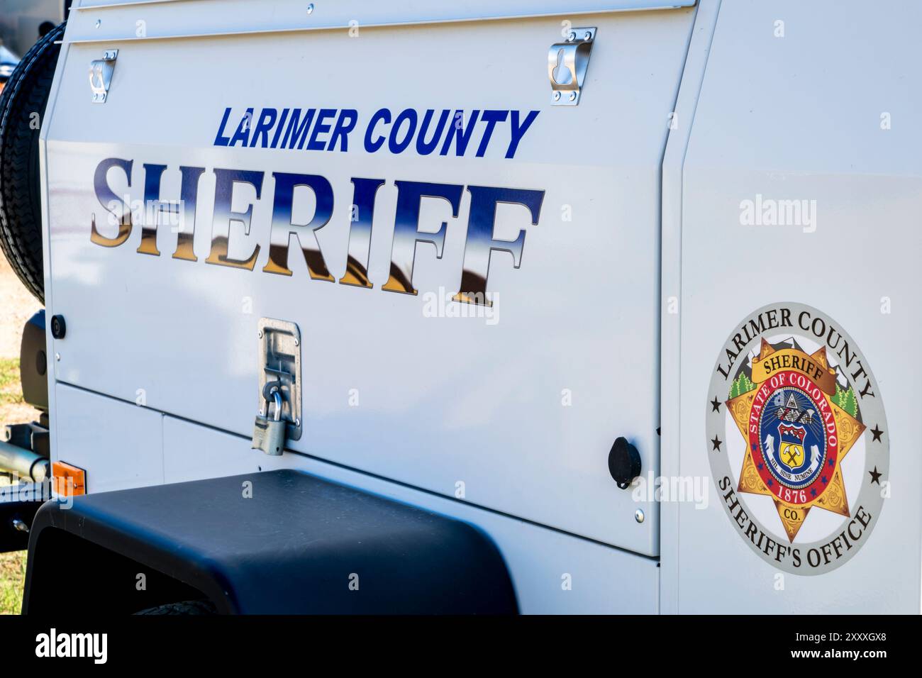 Loveland, CO, USA - 25. August 2024: Schild und Logo des Larimer County Sheriffs auf einem Trailer. Stockfoto