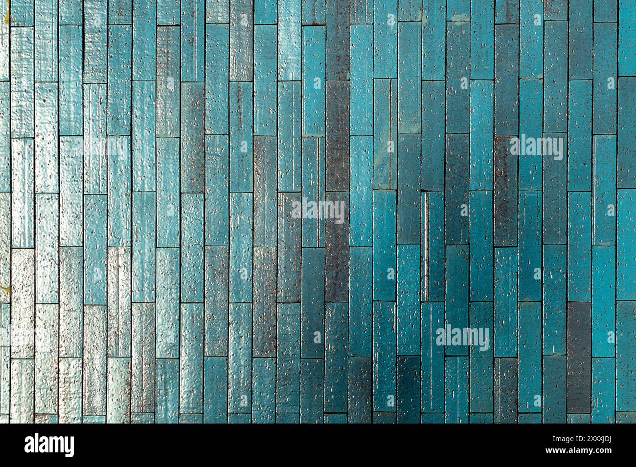 Schwarze Leinwand-Fenster-Markise an weißer Ziegelwand Stockfoto