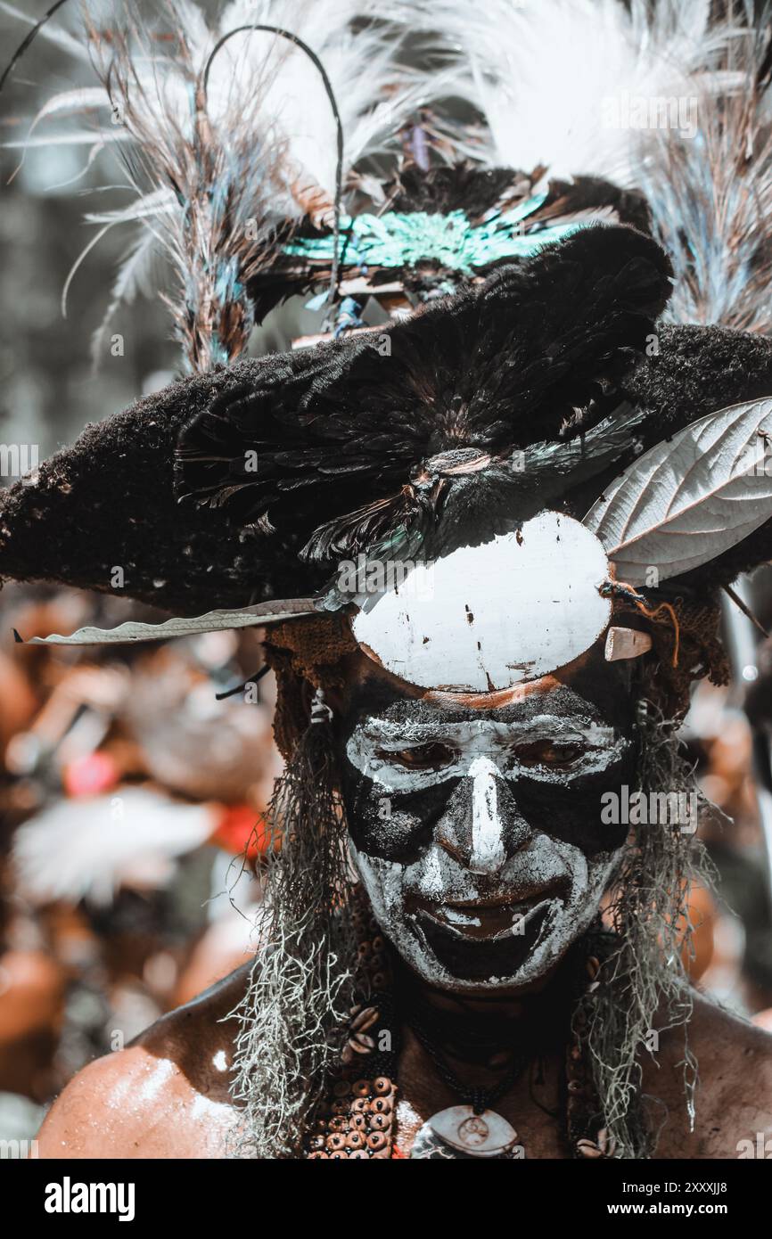 Ein Highlands-Mann in traditioneller Kleidung, der das reiche kulturelle Erbe Papua-Neuguineas mit lebhaften Farben und komplizierten Designs verkörpert. Stockfoto