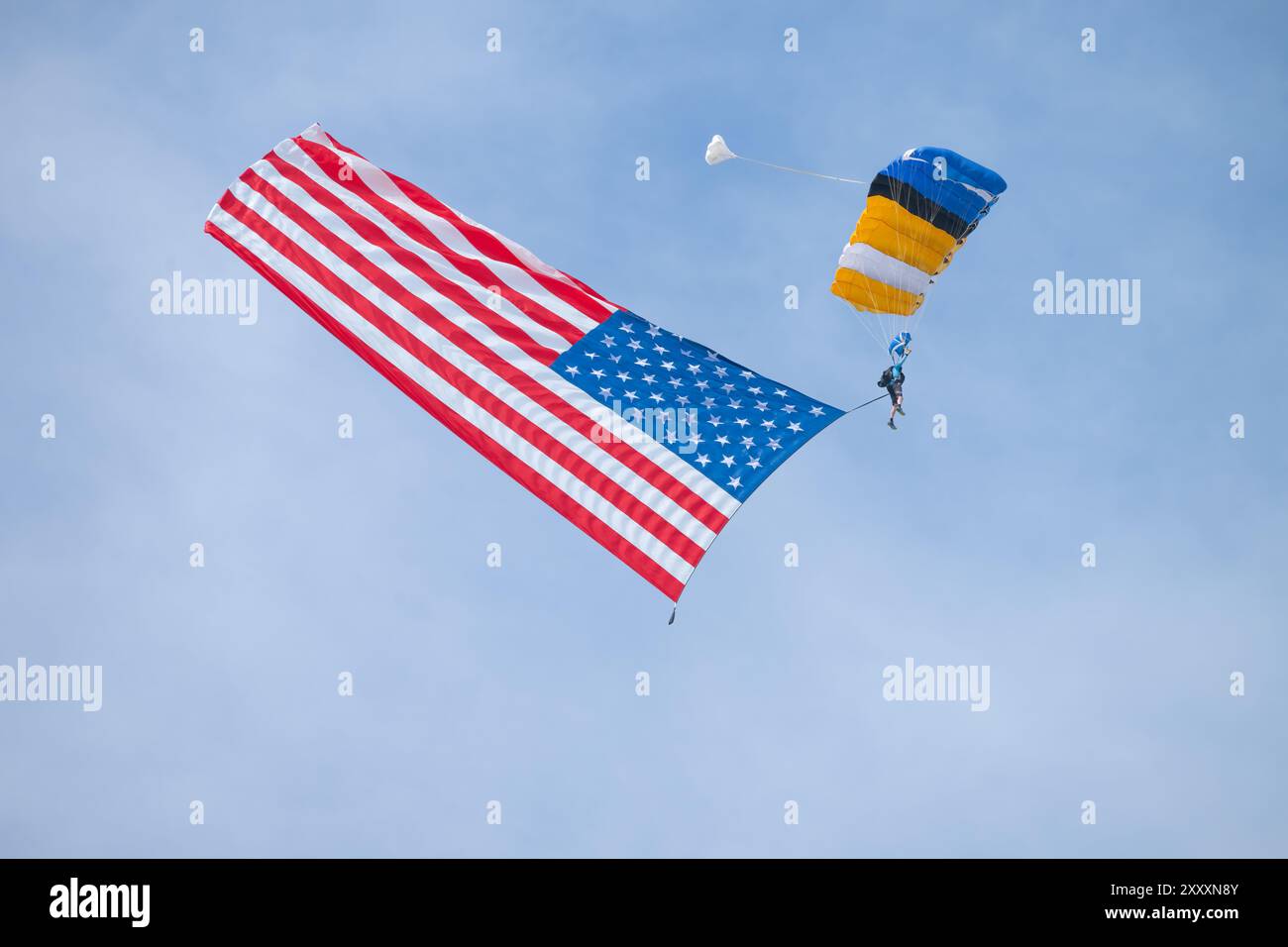 Surfers Paradise, Gold Coast, QLD, AUSTRALIEN - 16. August 2024: Fallschirmteam fliegt auf der Pacific Airshow unter der Flagge der amerikanischen Nation. Stockfoto