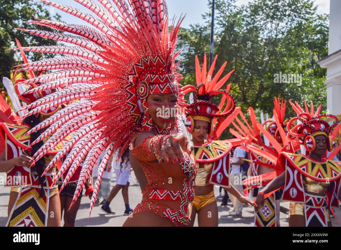 London, Großbritannien. August 2024. Tänzer in aufwendigen Kostümen treten am zweiten Tag des Notting Hill Carnivals in diesem Jahr auf. Die jährliche Veranstaltung in Londons beliebter Umgebung Notting Hill zieht rund eine Million Menschen an und ist in erster Linie eine Feier der karibischen Kultur. Quelle: SOPA Images Limited/Alamy Live News Stockfoto
