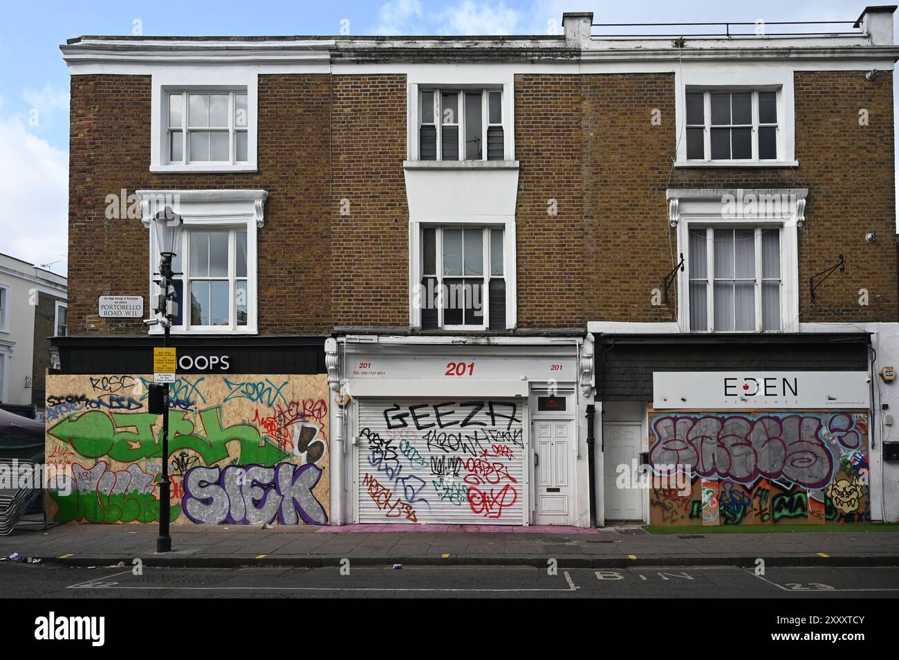 LONDON, GROSSBRITANNIEN. August 2024. Kaufen Sie ein, und gehen Sie an Bord der spektakulären und farbenfrohen Parade des Notting Hill Carnival 2024. Jedes Jahr komme ich zum Notting Hill Carnival und habe nie Ärger. Die Gegend um den Westbourne Park ist mein bevorzugter Ort, um die Parade zu beobachten, ohne dass dumme Leute keine Farbe haben. Speisen und Getränke sowie ein Kinderbereich befinden sich gleich um die Ecke im Westbourne Park. Vermeiden Sie laute und überfüllte Orte, wo es dumme Menschen gibt, die Drogen nehmen und zu viel Alkohol trinken in London, Großbritannien. (Quelle: Siehe Li/Picture Capital/Alamy Live News Stockfoto