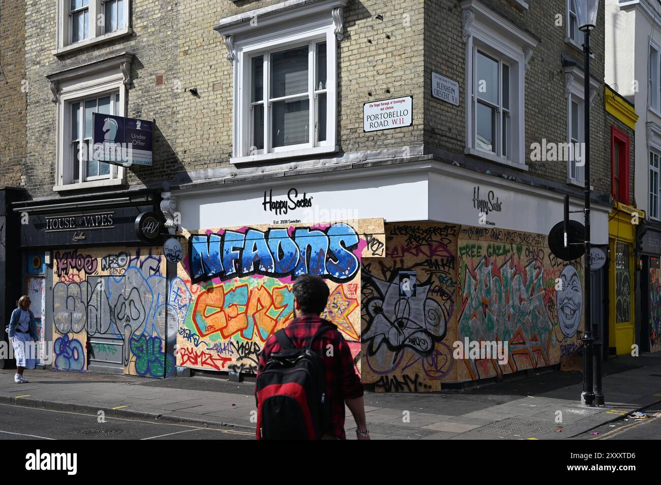 LONDON, GROSSBRITANNIEN. August 2024. Kaufen Sie ein, und gehen Sie an Bord der spektakulären und farbenfrohen Parade des Notting Hill Carnival 2024. Jedes Jahr komme ich zum Notting Hill Carnival und habe nie Ärger. Die Gegend um den Westbourne Park ist mein bevorzugter Ort, um die Parade zu beobachten, ohne dass dumme Leute keine Farbe haben. Speisen und Getränke sowie ein Kinderbereich befinden sich gleich um die Ecke im Westbourne Park. Vermeiden Sie laute und überfüllte Orte, wo es dumme Menschen gibt, die Drogen nehmen und zu viel Alkohol trinken in London, Großbritannien. (Quelle: Siehe Li/Picture Capital/Alamy Live News Stockfoto