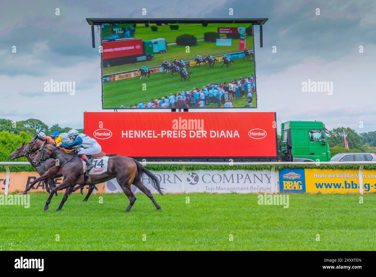 Eindruck des Pferderennens 'Henkel Preis der Diana' 2024 in Düsseldorf, Deutschlands zweitreichstes Pferderennen nach dem 'Deutschen Derby' in Hamburg Stockfoto