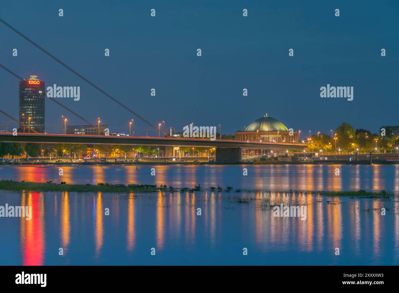 Nachtblick über den Rhein in Richtung Oberkassler Brücke, Victoria-Turm und Tonhalle in Düsseldorf Stockfoto