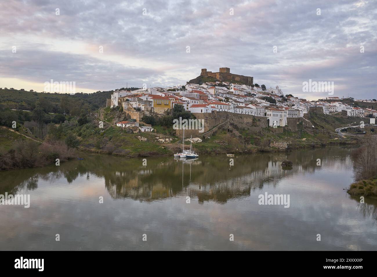 Blick auf die Stadt Mertola bei Sonnenuntergang mit dem Fluss Guadiana in Alentejo, Portugal, Europa Stockfoto