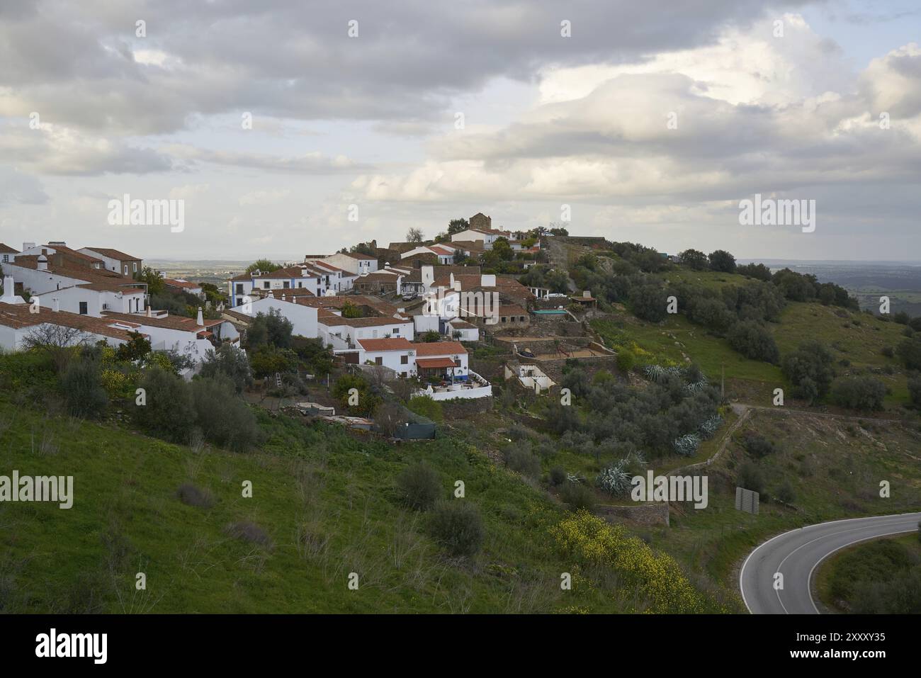 Monsaraz Dorf bei Sonnenaufgang mit stürmischem Wather in Alentejo, Portugal, Europa Stockfoto