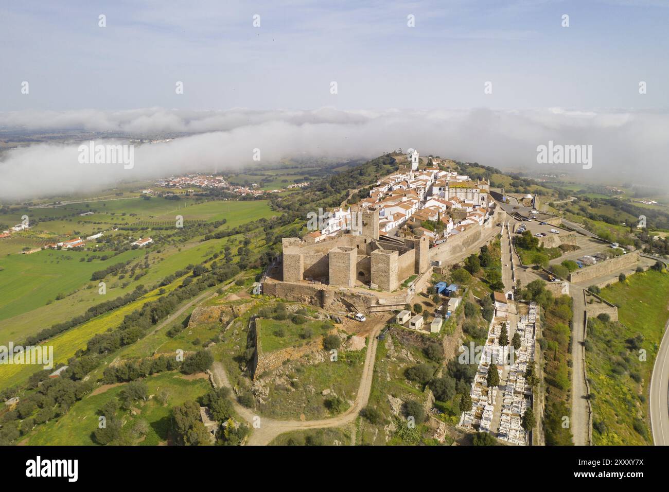 Monsaraz Drohne aus der Luft auf die Wolken in Alentejo, Portugal, Europa Stockfoto
