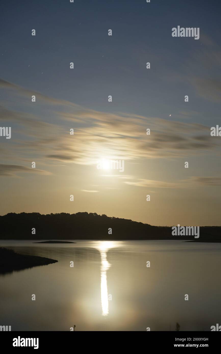 Die Stauseen erleuchten im Mondlicht mit wunderschöner Reflexion in Alentejo, Portugal, Europa Stockfoto