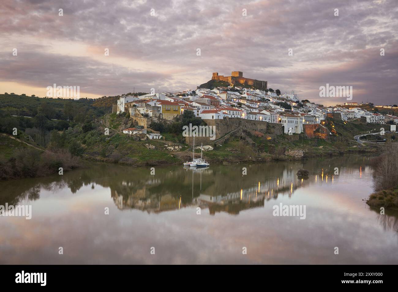 Blick auf die Stadt Mertola bei Sonnenuntergang mit dem Fluss Guadiana in Alentejo, Portugal, Europa Stockfoto
