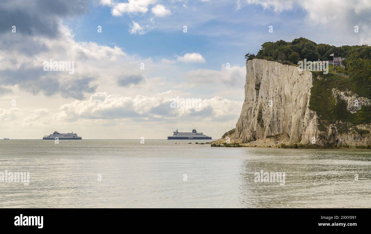 St Margaret's at Cliffe, Kent, England, Großbritannien, 18. September, 2017: zwei Fähren überqueren den Ärmelkanal auf dem Weg zwischen Frankreich und Dover Stockfoto