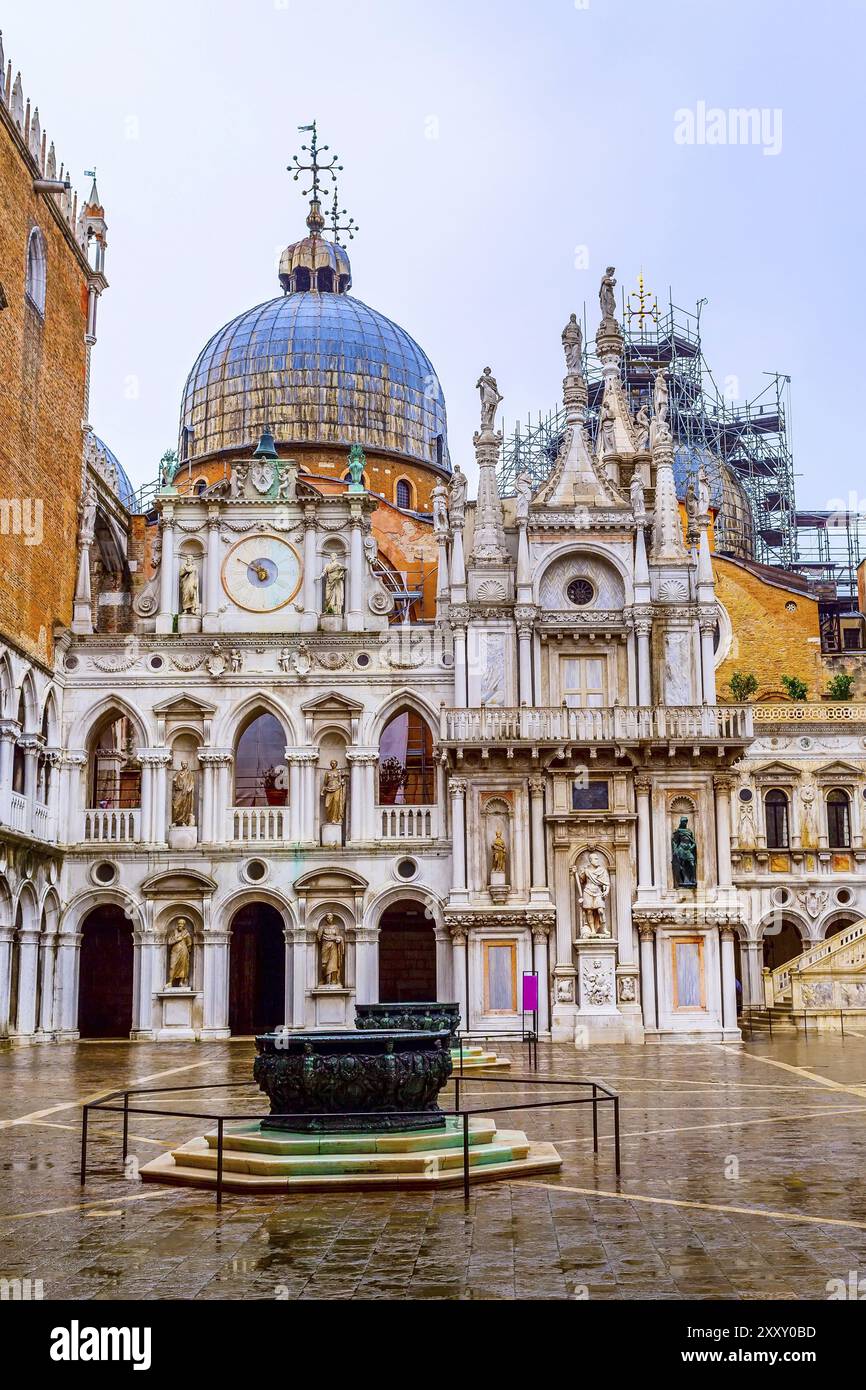 Venedig, Italien Sehenswürdigkeiten Blick aus dem Innenhof auf den Dogenpalast, oder auch bekannt als Palazzo Ducale Stockfoto