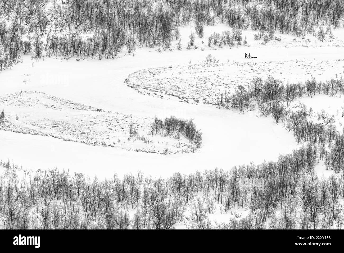 Zwei Skifahrer mit Pulka auf dem gefrorenen Fluss Vistasaelven (Visttasjohka) im Tal Visttasvaggi (Vistasdalen), Kebnekaisefjaell, Norrbotten, Lappland, Stockfoto