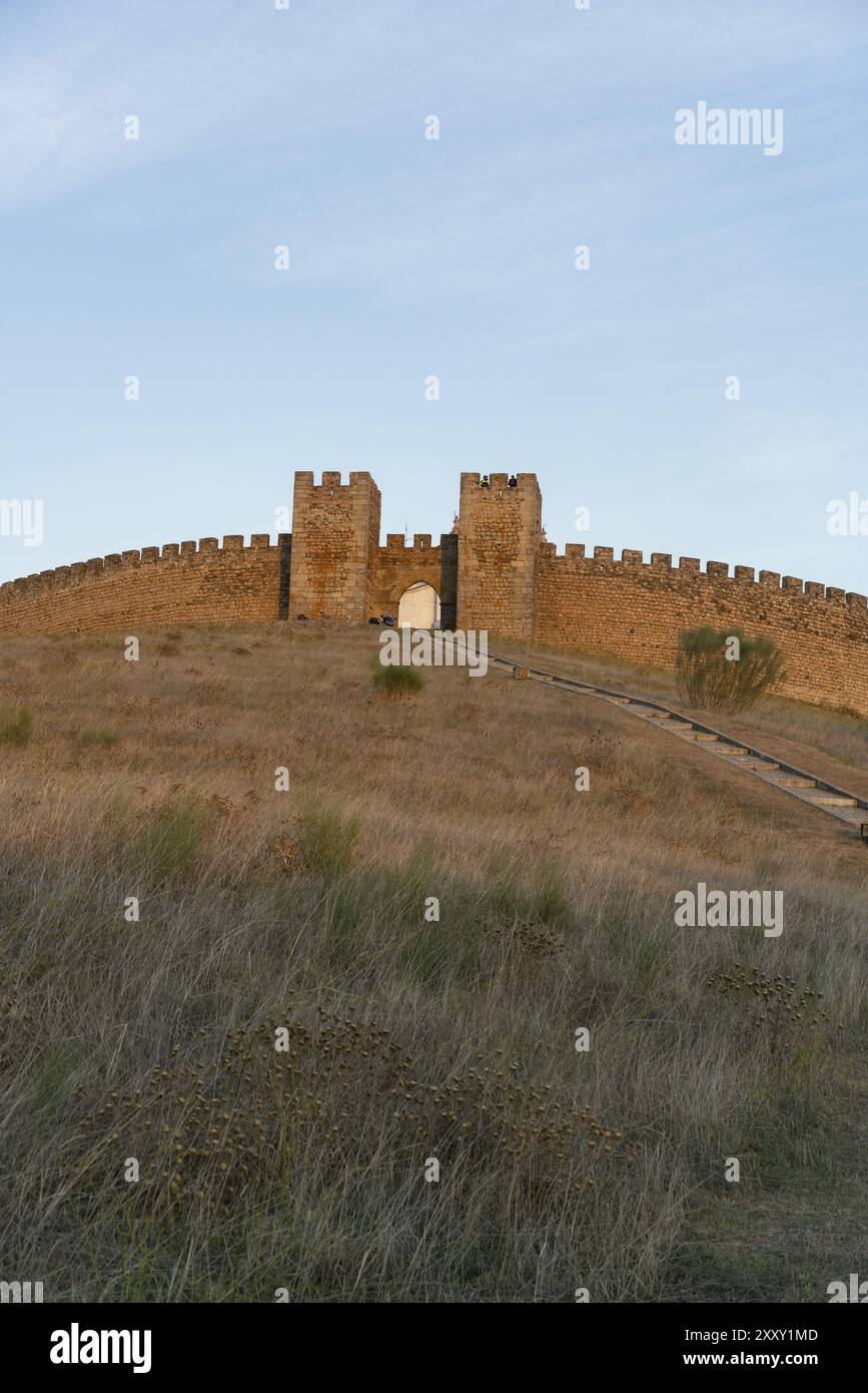 Blick auf das Schloss Arraiolos auf dem Hügel in Alentejo, Portugal bei Sonnenuntergang Stockfoto