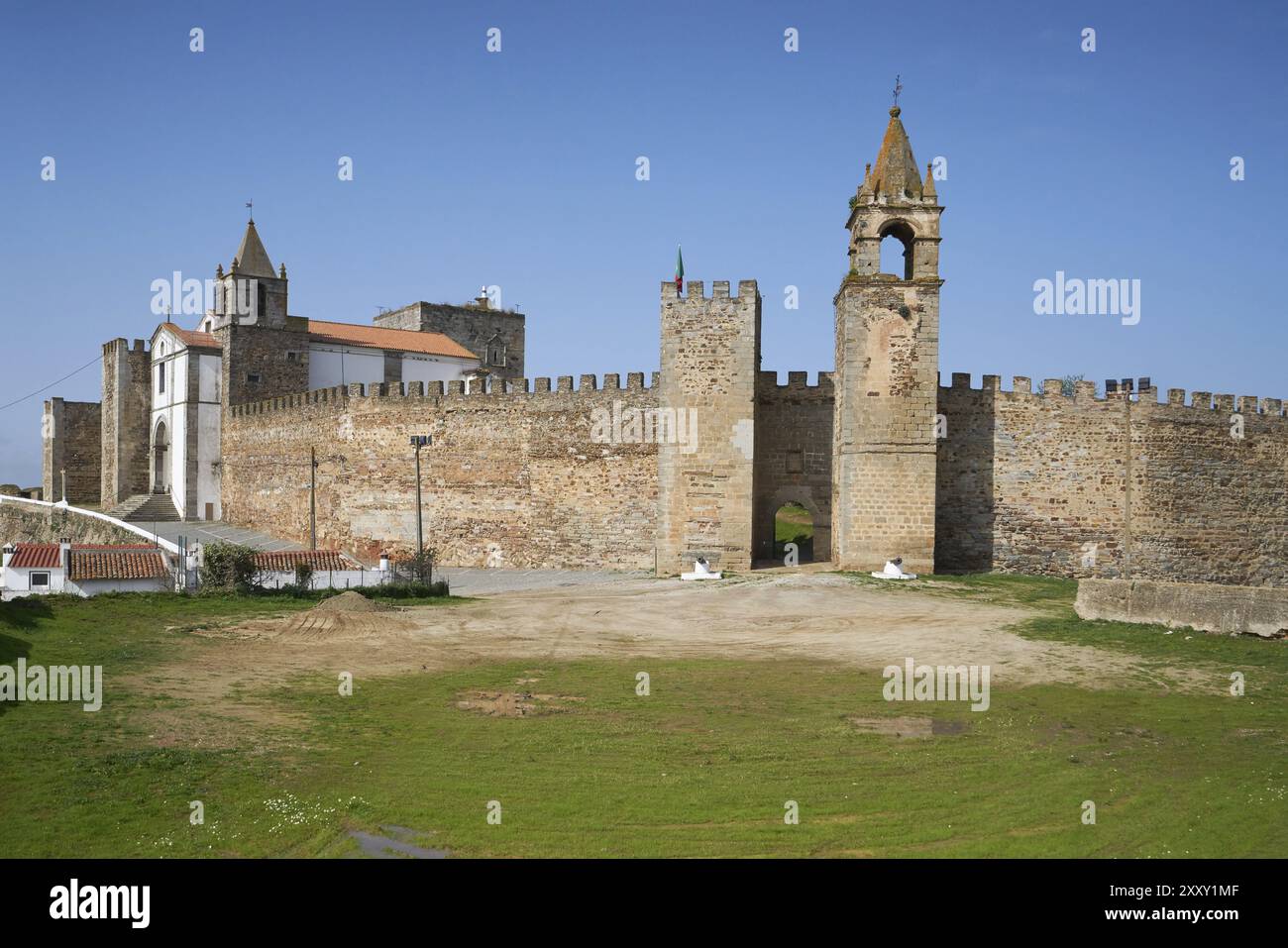 Eingang zur Schlossfassade von Mourao mit Turm in Alentejo, Portugal, Europa Stockfoto