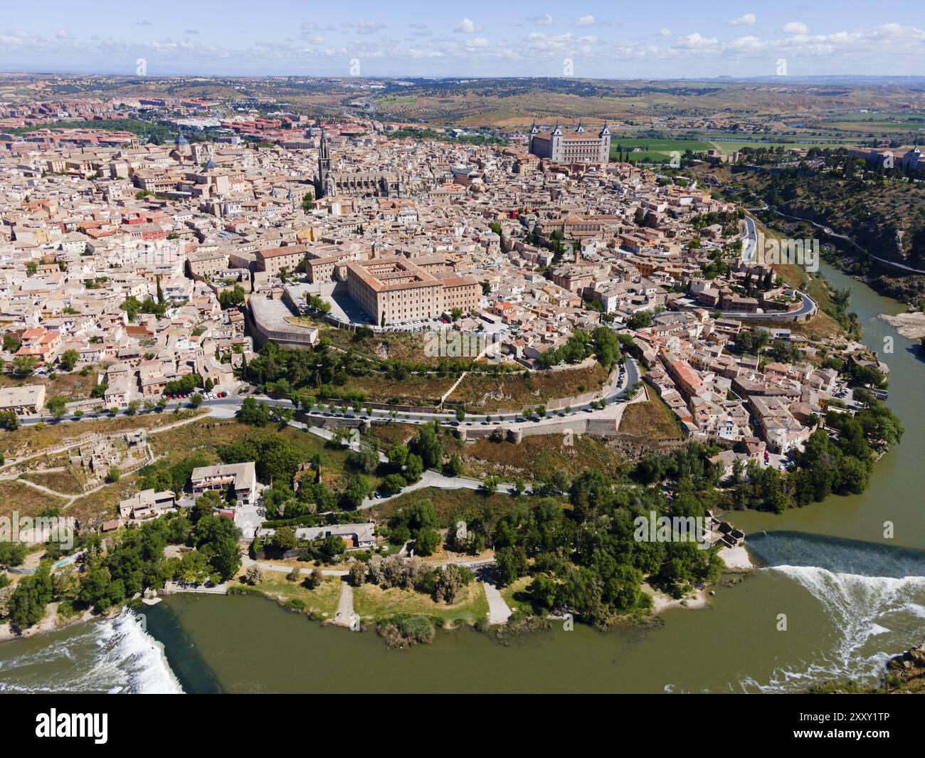 Aus der Vogelperspektive einer historischen Stadt mit einem Fluss, mehreren Brücken und prominenten Gebäuden auf Hügeln, aus der Vogelperspektive Toledo, Fluss Tejo, Kastilien-La Mancha, S Stockfoto