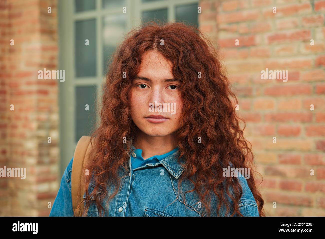 Individuelles Nahporträt eines ernsthaften Studenten, der auf dem Universitätsgelände steht und in die Kamera blickt. Nachdenklicher Teenager, der ein Notizbuch in der Highschool hält. Junge Erwachsene Person, die auf die Akademie starrt. Hochwertige 3D-Illustration Stockfoto