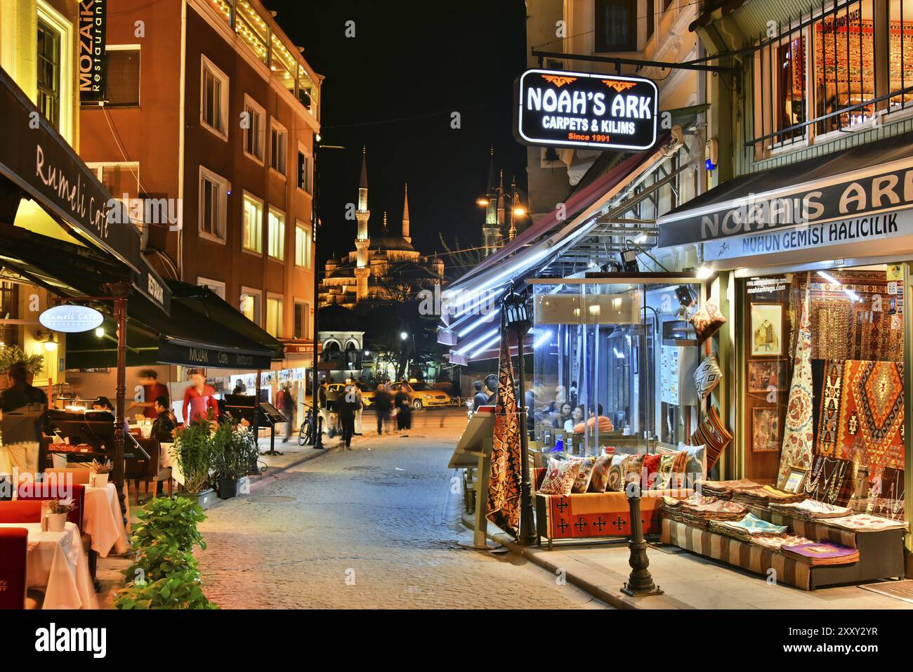 ISTANBUL, TÜRKEI, 24. April 2017: Restaurants sind eine großartige touristische Attraktion und ein wichtiger Teil des Nachtlebens in der Nachbarschaft von Sultan Ahmed Mo Stockfoto