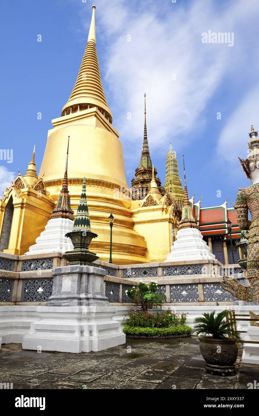 Goldene Pagode in Wat phra kaew, bangkok, thailand Stockfoto