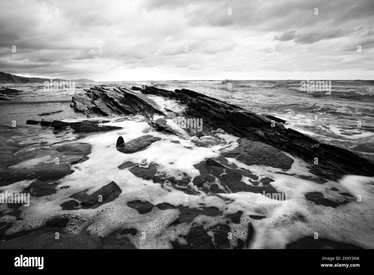 Schwarzweißbild des Flysch de Zumaia Stockfoto