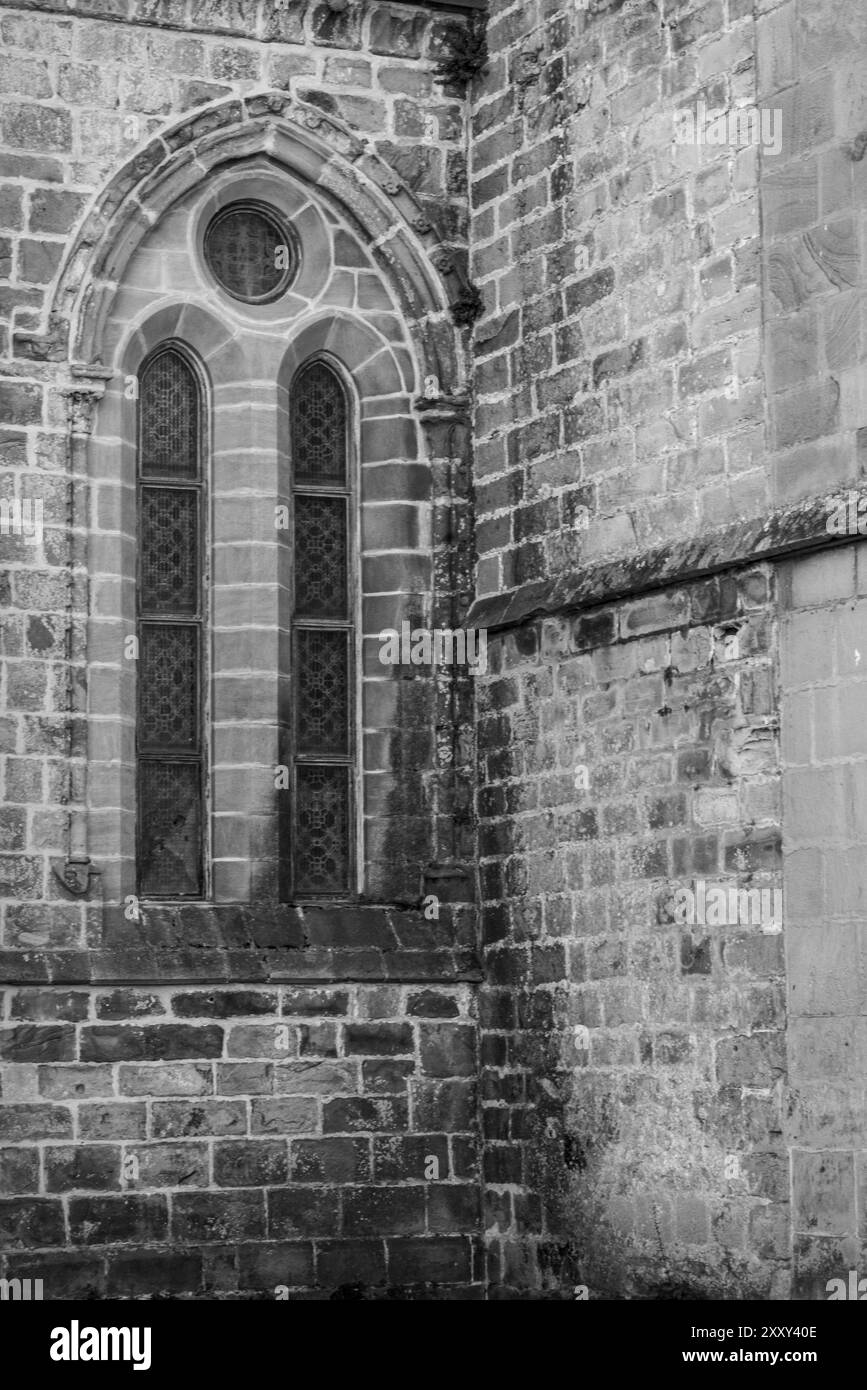 Fenster an einer alten Kathedrale in Spanien Stockfoto