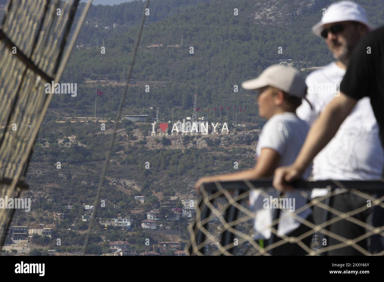 Der Schriftzug I (LOVE) ALANYA, der an den weltberühmten HOLLYWOOD-Schriftzug erinnert, ist ein Wahrzeichen der türkischen Metropole und auch ein Freque Stockfoto