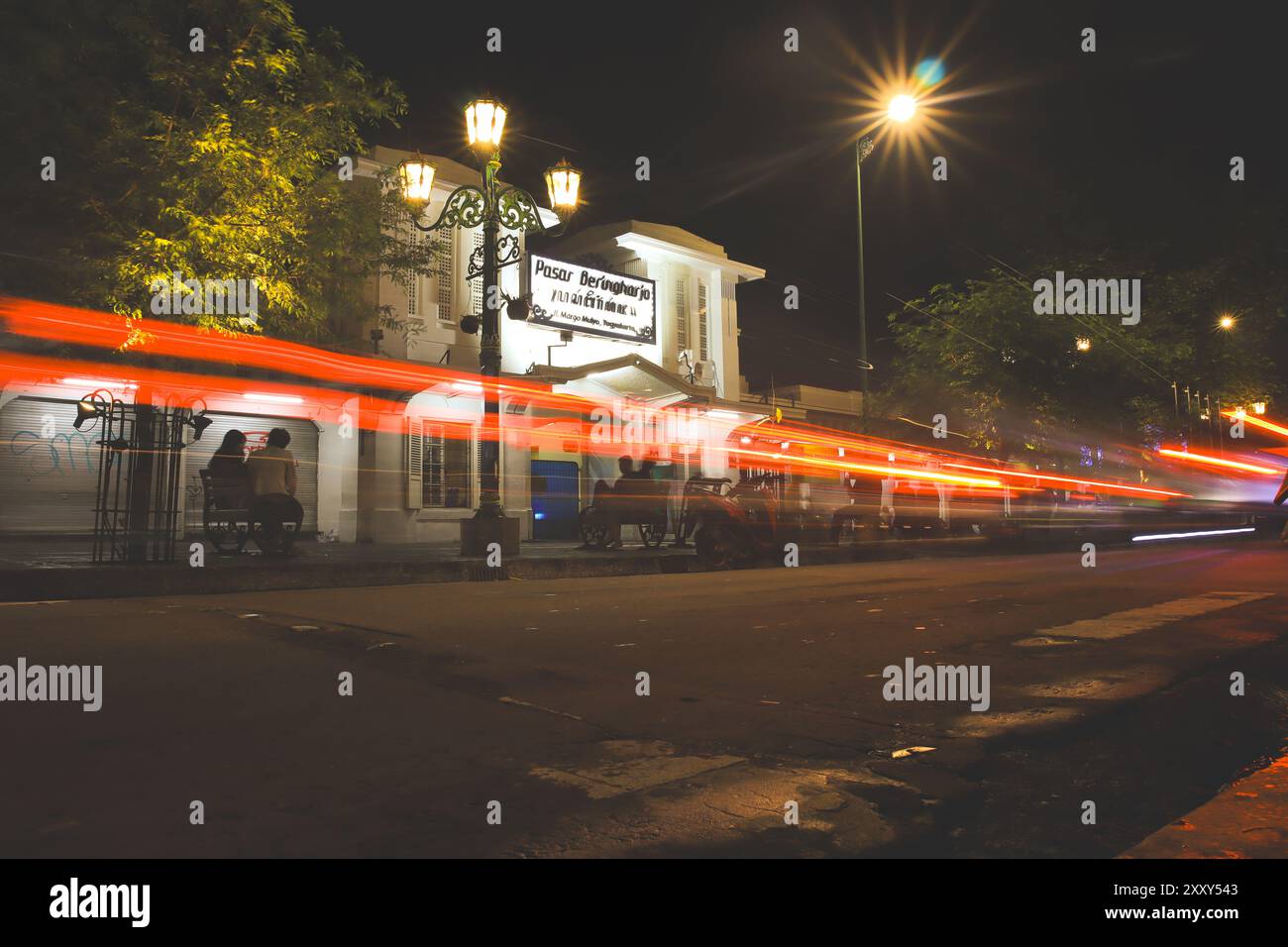 Lichtspurfoto um Mitternacht. Langzeitfoto eines alten alten Gebäudes. Nachtfoto des berühmten Marktes „Pasar Beringharjo“ in Jogjaka Stockfoto
