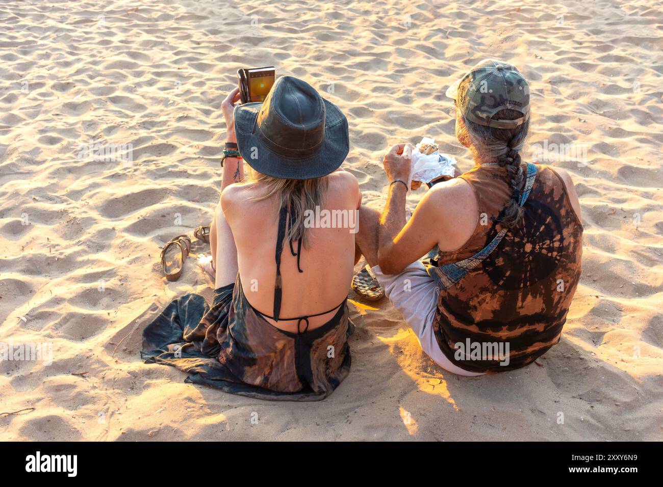Paare beobachten den Sonnenuntergang am Mindil Beach, The Gardens, City of Darwin, Northern Territory, Australien Stockfoto
