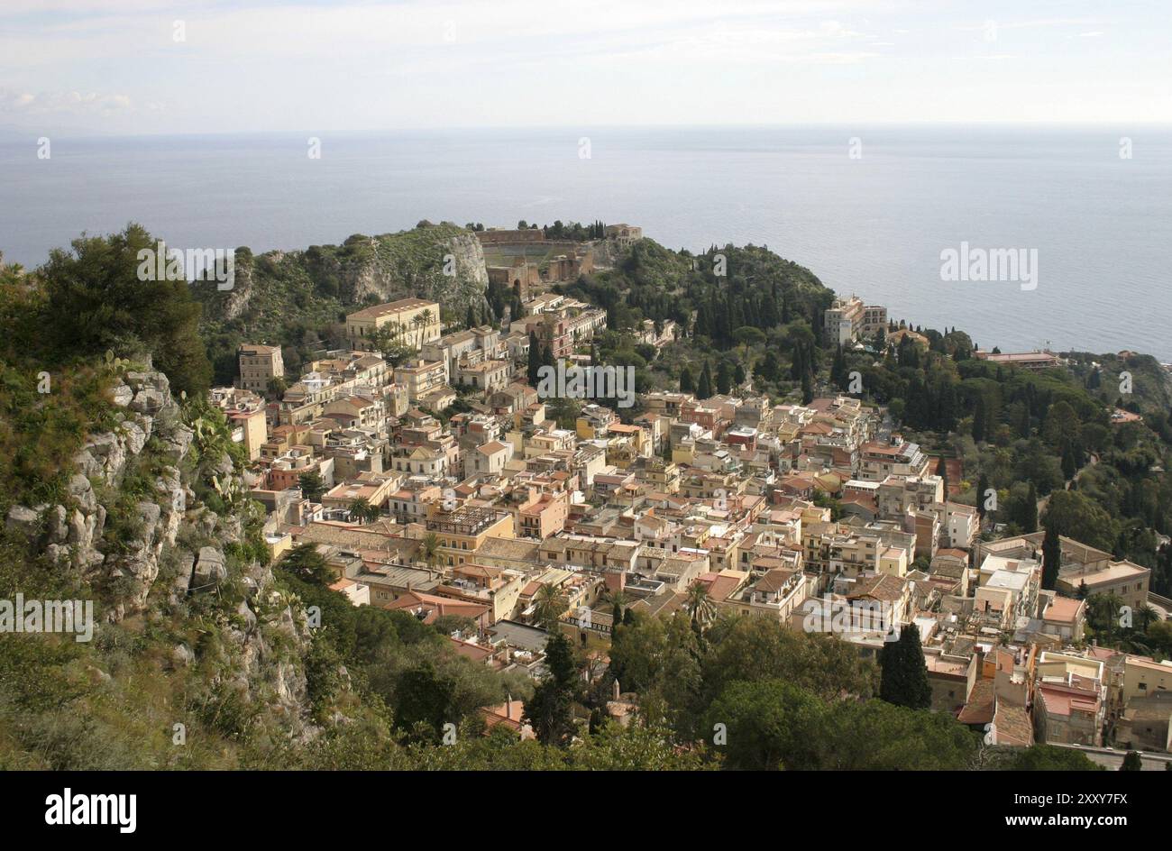 Blick auf Taormina, mit dem Mittelmeer im Hintergrund Stockfoto