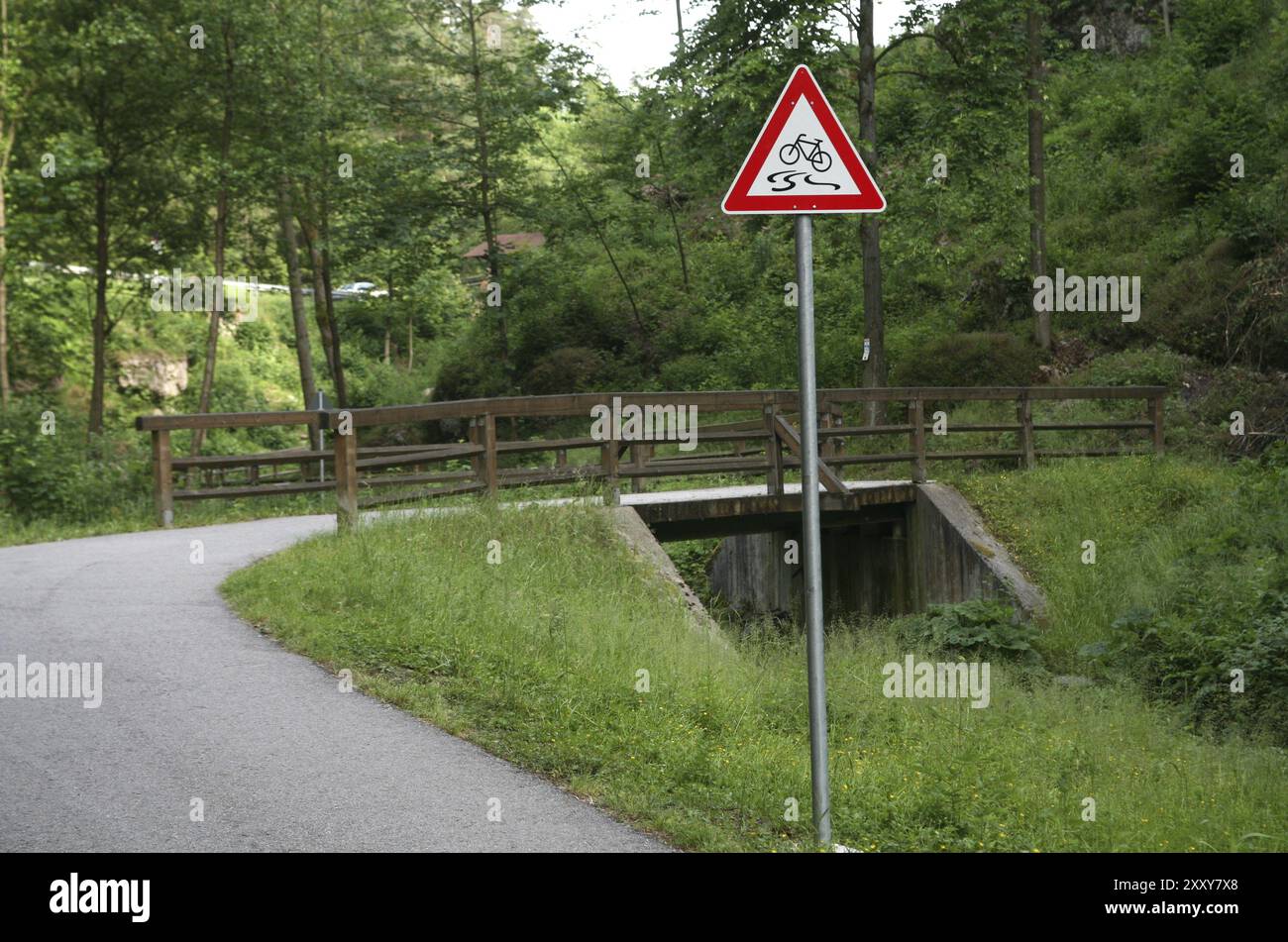 Schild vor einer Brücke auf einem Radweg Stockfoto