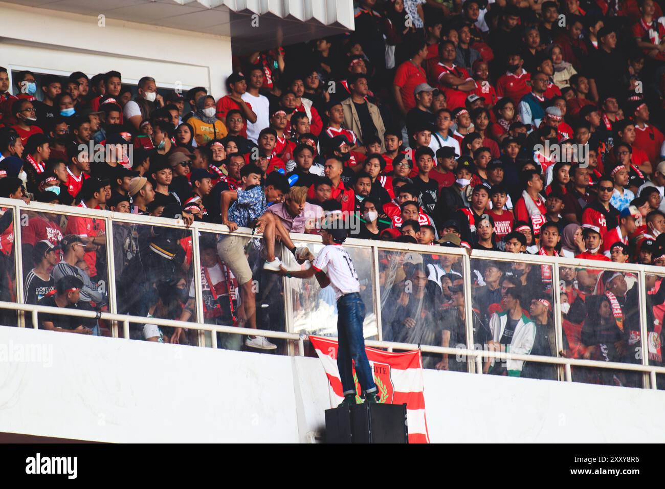 Jakarta, Indonesien - 22. Dezember 2022: Fans der indonesischen Nationalmannschaft machen gefährliche Sachen im Gelora Bung Karno Stadion Stockfoto