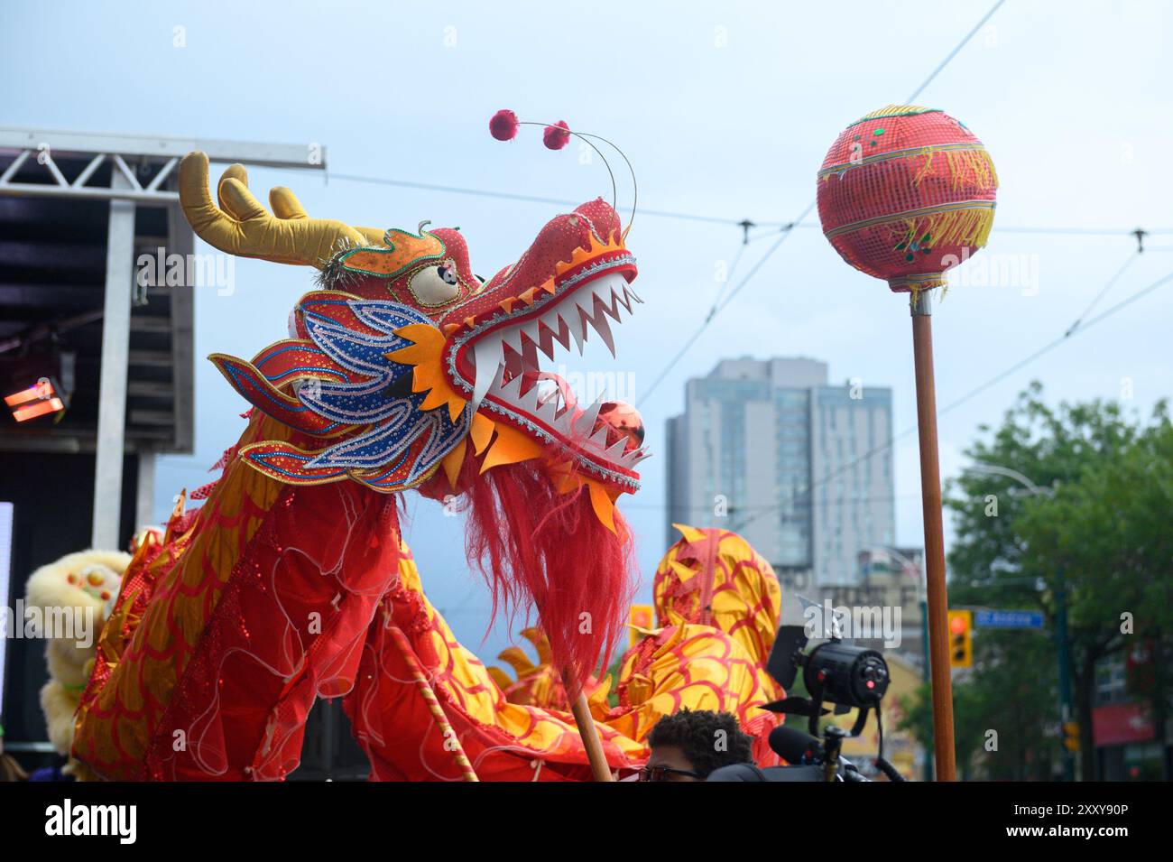 Toronto, ON, Kanada - 17. August 2024: Golden Dragon Dance Performances in China Town beim Toronto Chinatown Festival 2024. Stockfoto