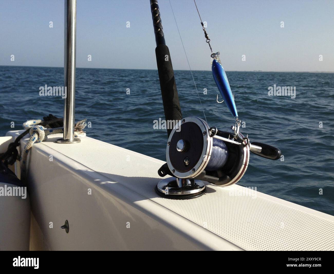 Big Game Fishing Reels und Stangen im Ozean Stockfoto