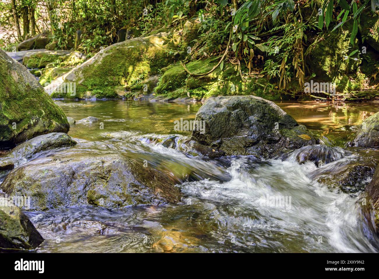 Kleiner Fluss und Wasserfall zwischen den Felsen der Itatiaia-Nationalpark in Penedo, Rio De Janeiro Stockfoto